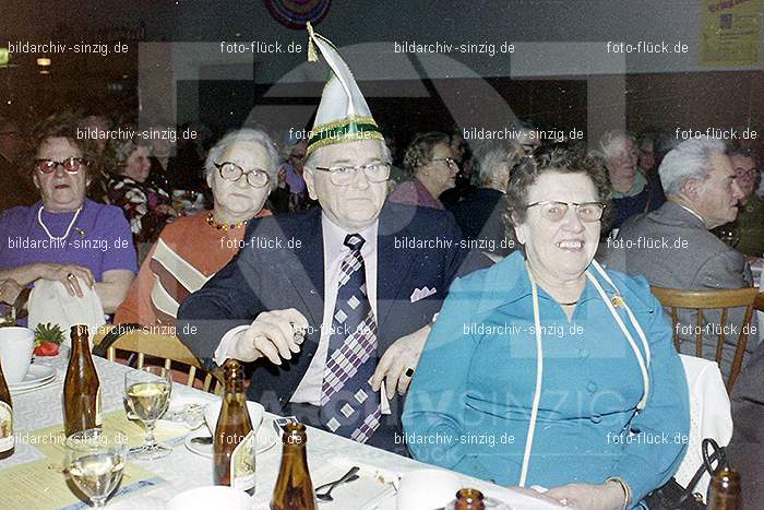 1974 Seniorenkaffee der Närrischen Buben im Helenensaal Sinzig: SNNRBBHLSN-012173