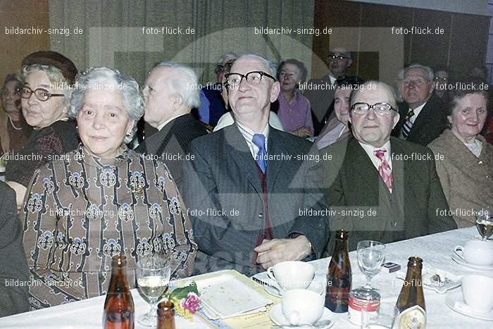 1974 Seniorenkaffee der Närrischen Buben im Helenensaal Sinzig: SNNRBBHLSN-012182