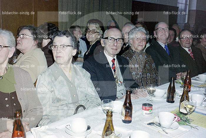 1974 Seniorenkaffee der Närrischen Buben im Helenensaal Sinzig: SNNRBBHLSN-012183