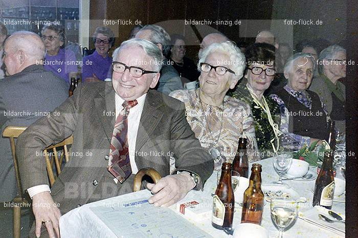 1974 Seniorenkaffee der Närrischen Buben im Helenensaal Sinzig: SNNRBBHLSN-012185