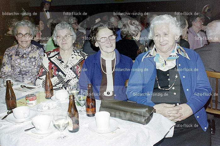 1974 Seniorenkaffee der Närrischen Buben im Helenensaal Sinzig: SNNRBBHLSN-012196