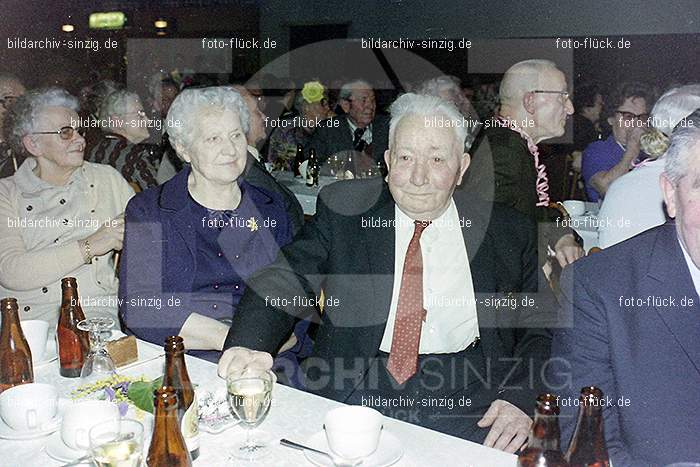 1974 Seniorenkaffee der Närrischen Buben im Helenensaal Sinzig: SNNRBBHLSN-012199