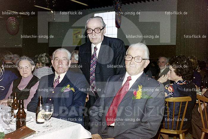 1974 Seniorenkaffee der Närrischen Buben im Helenensaal Sinzig: SNNRBBHLSN-012208