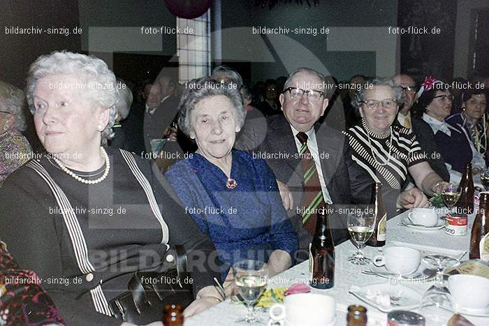 1974 Seniorenkaffee der Närrischen Buben im Helenensaal Sinzig: SNNRBBHLSN-012211