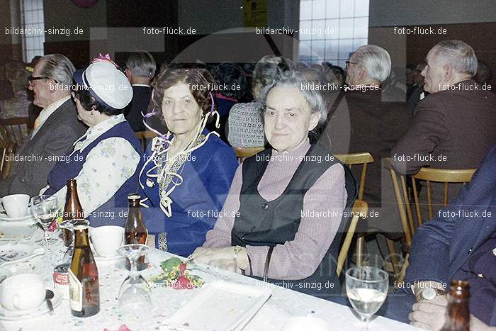 1974 Seniorenkaffee der Närrischen Buben im Helenensaal Sinzig: SNNRBBHLSN-012212