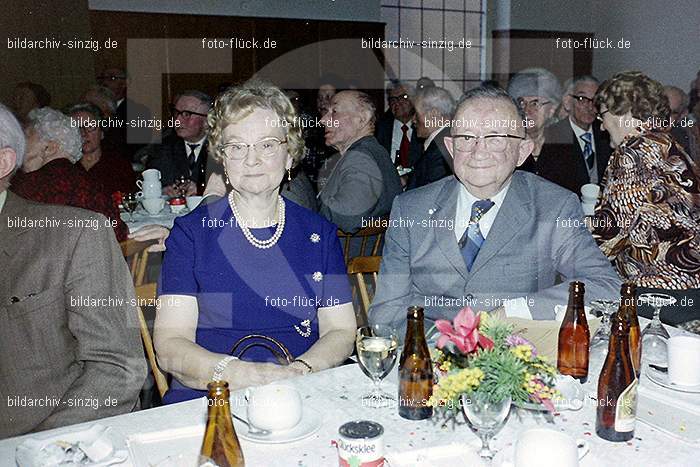 1974 Seniorenkaffee der Närrischen Buben im Helenensaal Sinzig: SNNRBBHLSN-012213