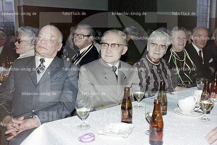 1974 Seniorenkaffee der Närrischen Buben im Helenensaal Sinzig: SNNRBBHLSN-012217