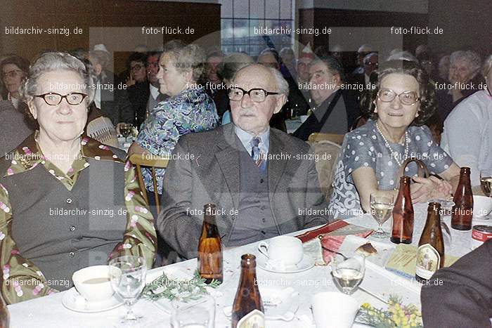 1974 Seniorenkaffee der Närrischen Buben im Helenensaal Sinzig: SNNRBBHLSN-012218