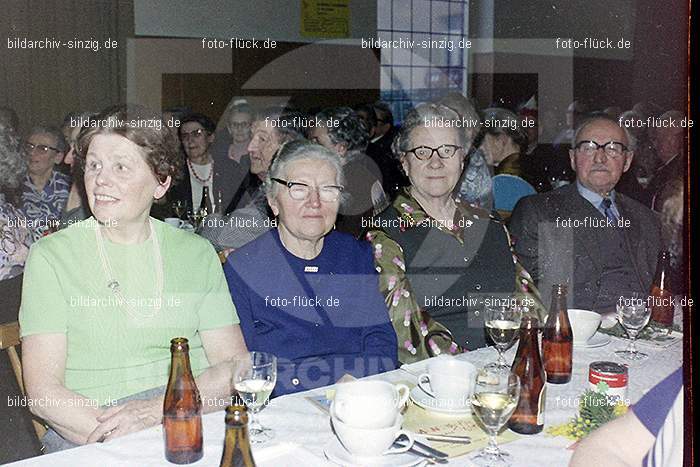 1974 Seniorenkaffee der Närrischen Buben im Helenensaal Sinzig: SNNRBBHLSN-012219