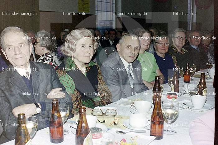 1974 Seniorenkaffee der Närrischen Buben im Helenensaal Sinzig: SNNRBBHLSN-012220