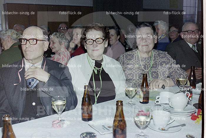 1974 Seniorenkaffee der Närrischen Buben im Helenensaal Sinzig: SNNRBBHLSN-012223