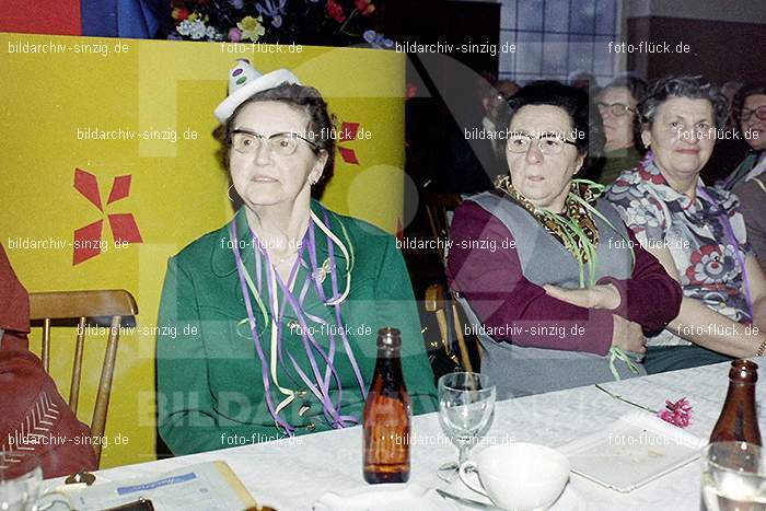 1974 Seniorenkaffee der Närrischen Buben im Helenensaal Sinzig: SNNRBBHLSN-012226