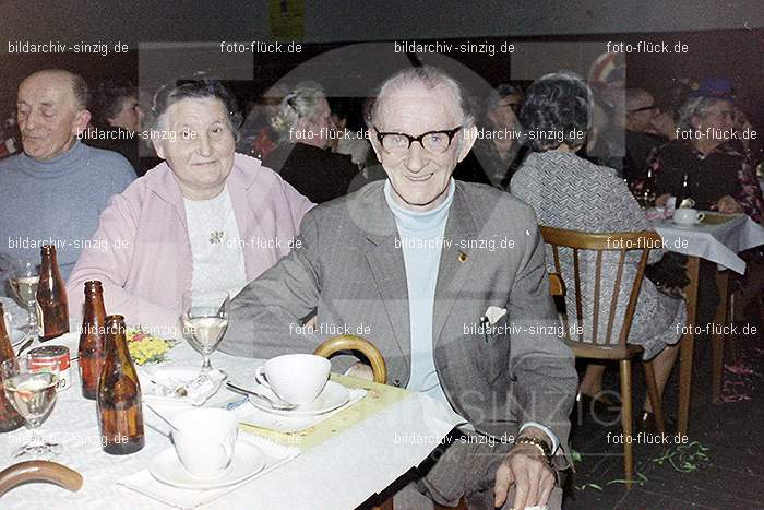 1974 Seniorenkaffee der Närrischen Buben im Helenensaal Sinzig: SNNRBBHLSN-012233