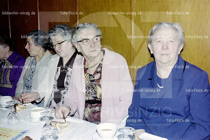 1974 Seniorenkaffee der Närrischen Buben im Helenensaal Sinzig: SNNRBBHLSN-012237