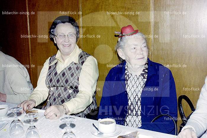 1974 Seniorenkaffee der Närrischen Buben im Helenensaal Sinzig: SNNRBBHLSN-012241