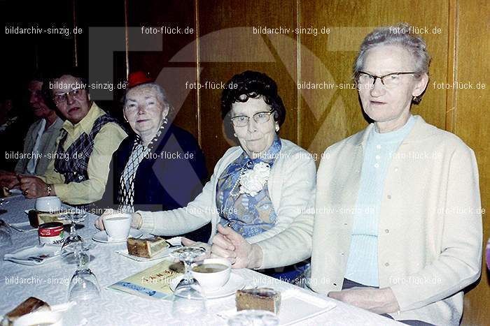 1974 Seniorenkaffee der Närrischen Buben im Helenensaal Sinzig: SNNRBBHLSN-012242
