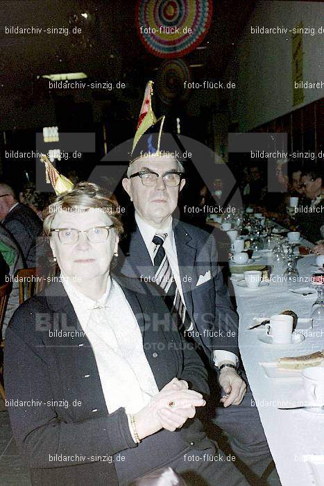 1974 Seniorenkaffee der Närrischen Buben im Helenensaal Sinzig: SNNRBBHLSN-012243