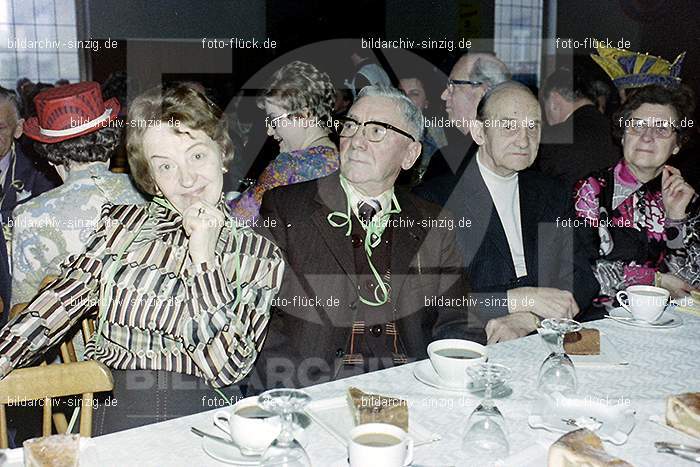 1974 Seniorenkaffee der Närrischen Buben im Helenensaal Sinzig: SNNRBBHLSN-012250