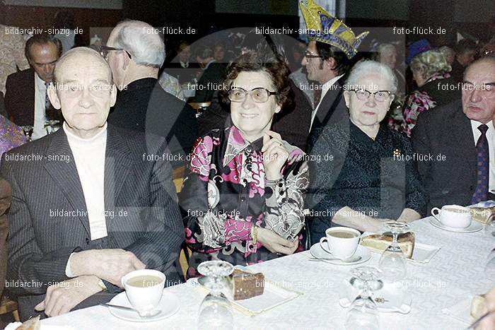 1974 Seniorenkaffee der Närrischen Buben im Helenensaal Sinzig: SNNRBBHLSN-012251