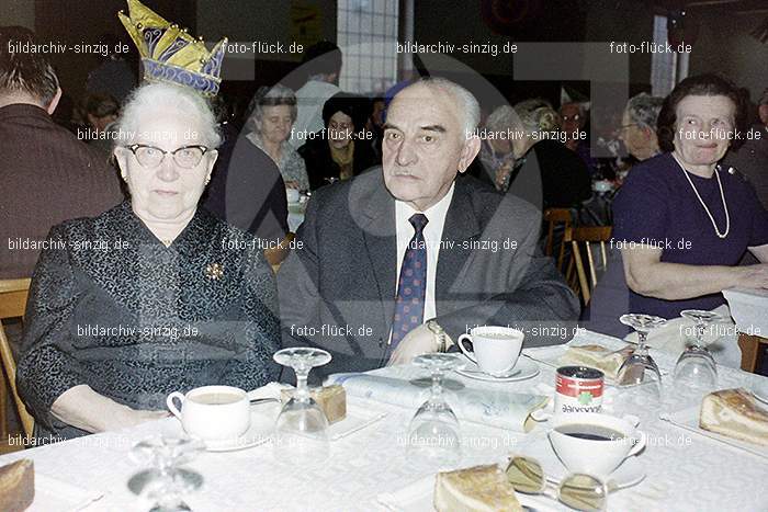 1974 Seniorenkaffee der Närrischen Buben im Helenensaal Sinzig: SNNRBBHLSN-012252