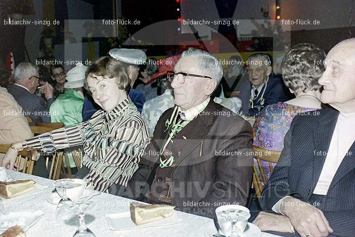 1974 Seniorenkaffee der Närrischen Buben im Helenensaal Sinzig: SNNRBBHLSN-012253