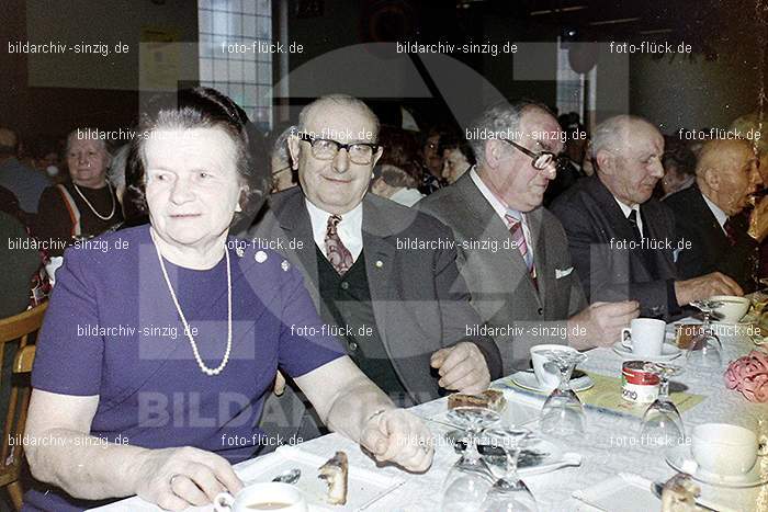 1974 Seniorenkaffee der Närrischen Buben im Helenensaal Sinzig: SNNRBBHLSN-012254