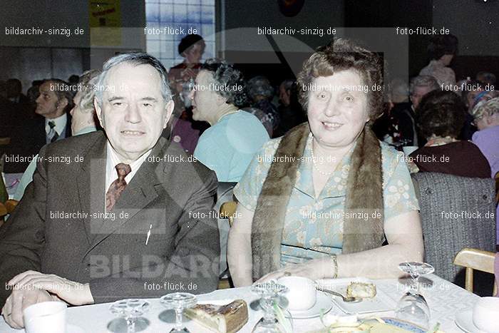 1974 Seniorenkaffee der Närrischen Buben im Helenensaal Sinzig: SNNRBBHLSN-012257