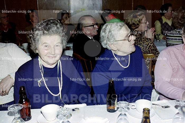 1974 Seniorenkaffee der Närrischen Buben im Helenensaal Sinzig: SNNRBBHLSN-012275