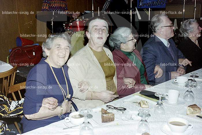 1974 Seniorenkaffee der Närrischen Buben im Helenensaal Sinzig: SNNRBBHLSN-012280