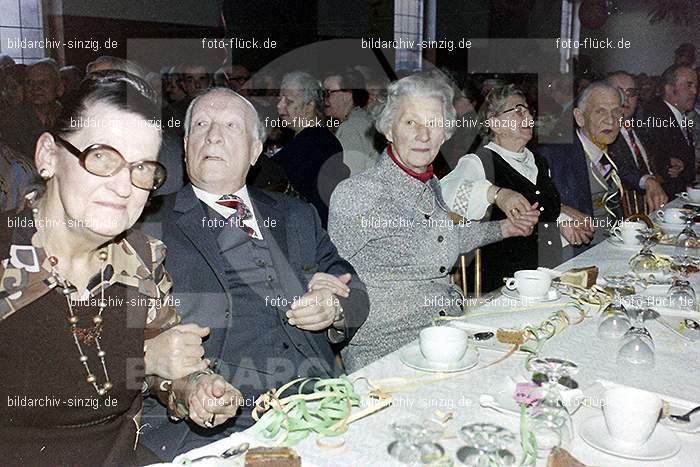 1974 Seniorenkaffee der Närrischen Buben im Helenensaal Sinzig: SNNRBBHLSN-012282