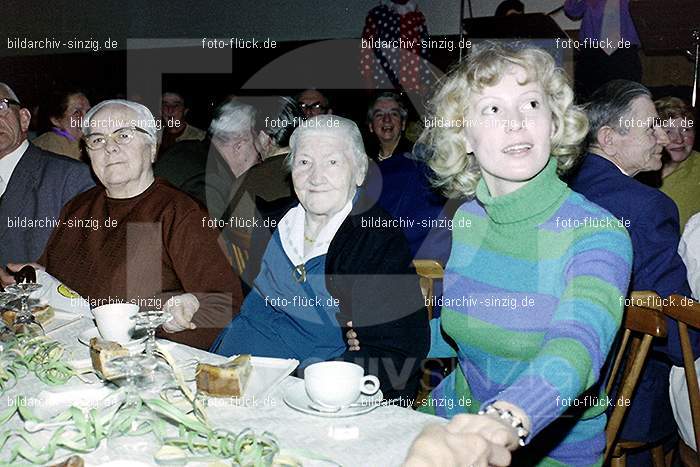 1974 Seniorenkaffee der Närrischen Buben im Helenensaal Sinzig: SNNRBBHLSN-012283