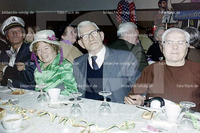 1974 Seniorenkaffee der Närrischen Buben im Helenensaal Sinzig: SNNRBBHLSN-012284