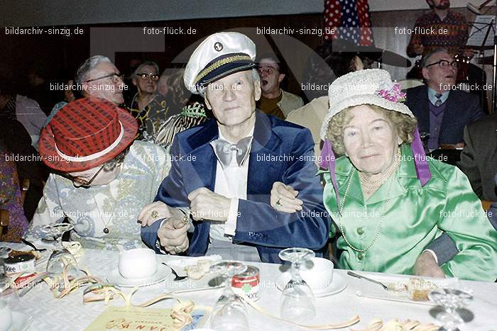 1974 Seniorenkaffee der Närrischen Buben im Helenensaal Sinzig: SNNRBBHLSN-012285