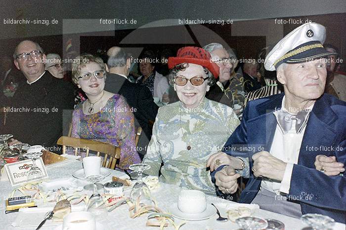 1974 Seniorenkaffee der Närrischen Buben im Helenensaal Sinzig: SNNRBBHLSN-012286