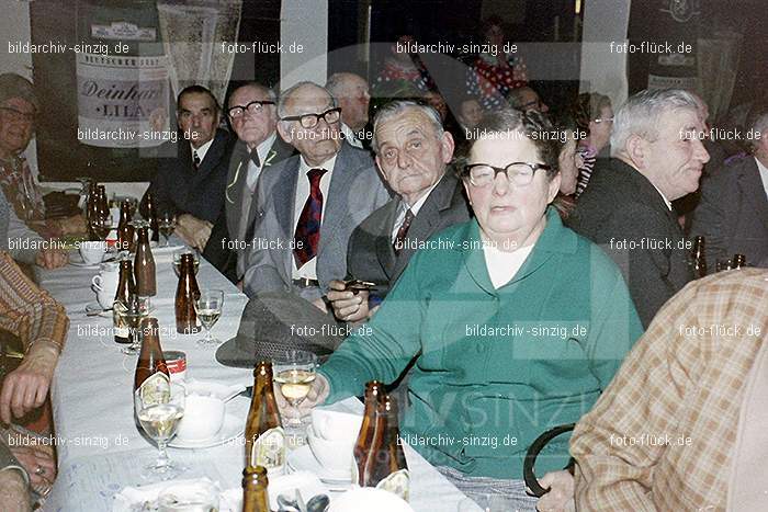 1974 Seniorenkaffee der Närrischen Buben im Helenensaal Sinzig: SNNRBBHLSN-012292