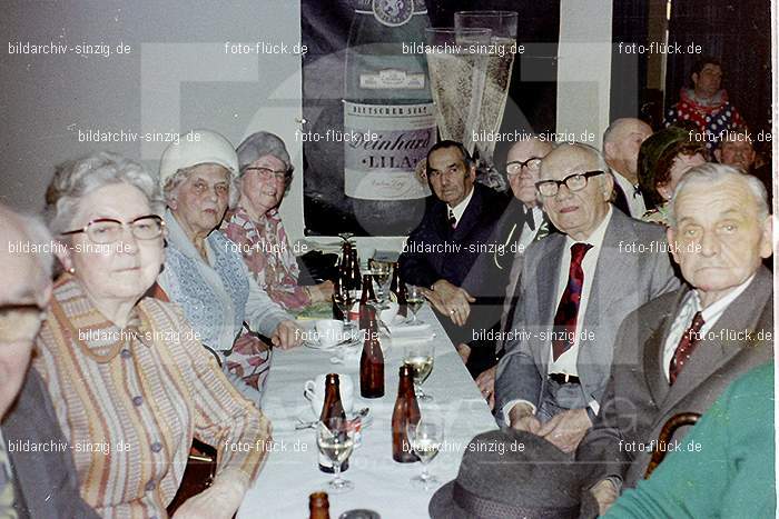 1974 Seniorenkaffee der Närrischen Buben im Helenensaal Sinzig: SNNRBBHLSN-012293