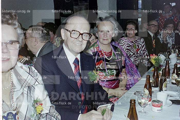 1974 Seniorenkaffee der Närrischen Buben im Helenensaal Sinzig: SNNRBBHLSN-012298