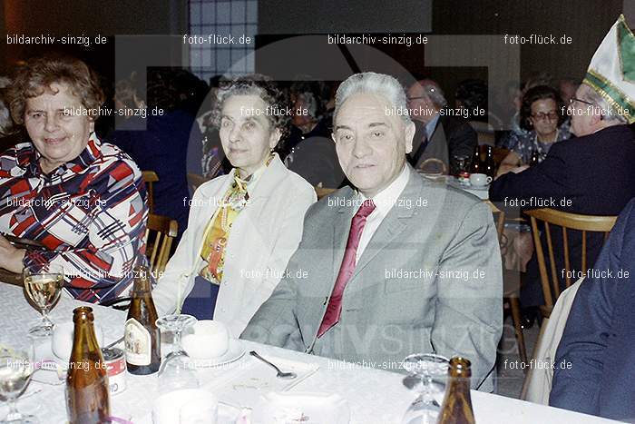 1974 Seniorenkaffee der Närrischen Buben im Helenensaal Sinzig: SNNRBBHLSN-012304