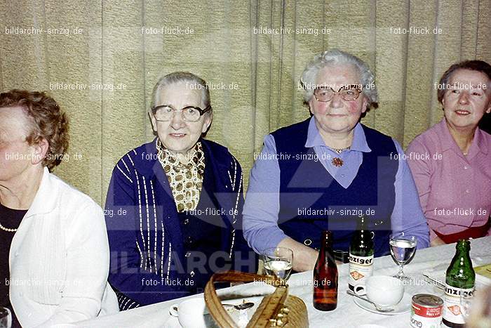 1974 Seniorenkaffee der Närrischen Buben im Helenensaal Sinzig: SNNRBBHLSN-012314