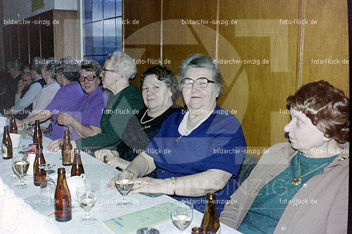 1974 Seniorenkaffee der Närrischen Buben im Helenensaal Sinzig: SNNRBBHLSN-012317