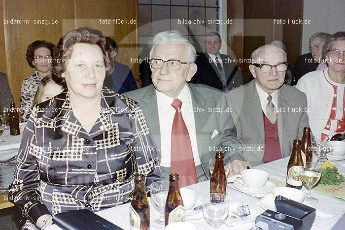 1974 Seniorenkaffee der Närrischen Buben im Helenensaal Sinzig: SNNRBBHLSN-012322