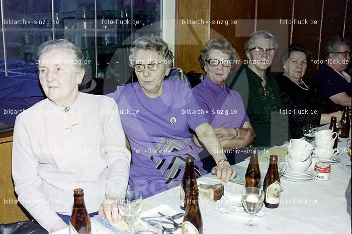 1974 Seniorenkaffee der Närrischen Buben im Helenensaal Sinzig: SNNRBBHLSN-012325