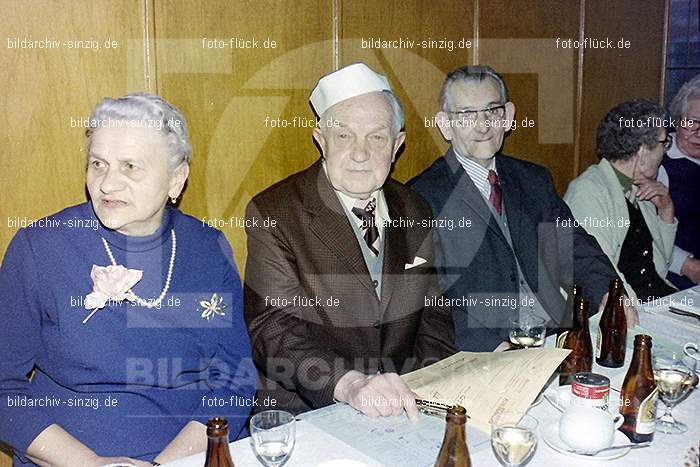 1974 Seniorenkaffee der Närrischen Buben im Helenensaal Sinzig: SNNRBBHLSN-012326