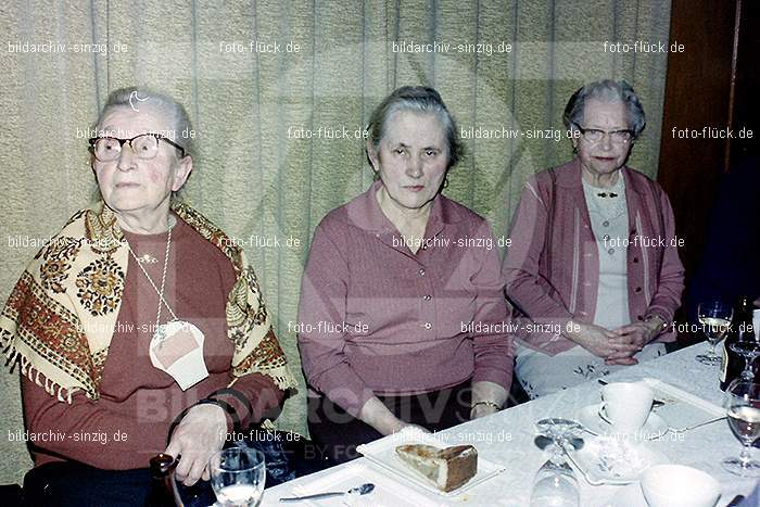 1974 Seniorenkaffee der Närrischen Buben im Helenensaal Sinzig: SNNRBBHLSN-012327