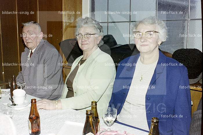 1974 Seniorenkaffee der Närrischen Buben im Helenensaal Sinzig: SNNRBBHLSN-012330