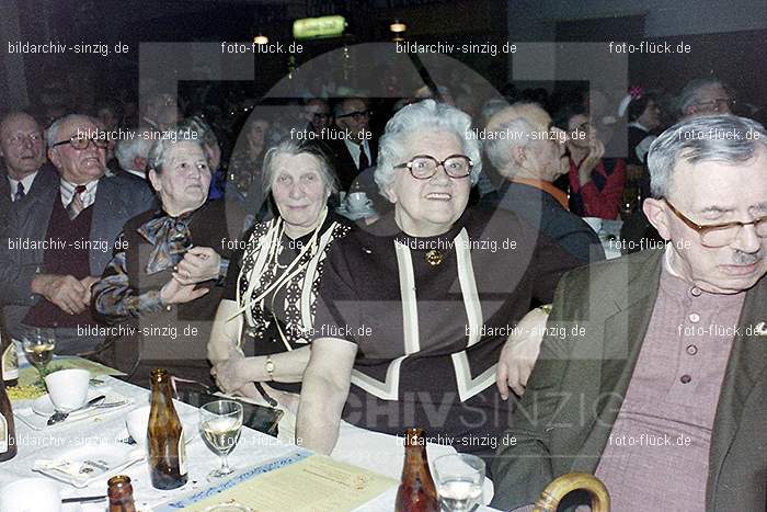 1974 Seniorenkaffee der Närrischen Buben im Helenensaal Sinzig: SNNRBBHLSN-012334