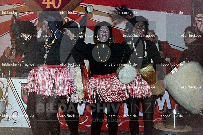 1974 Karnevalssitzung Westum im Saal Herges: KRWSSLHR-012371