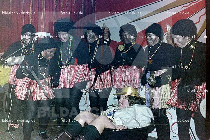1974 Karnevalssitzung Westum im Saal Herges: KRWSSLHR-012372