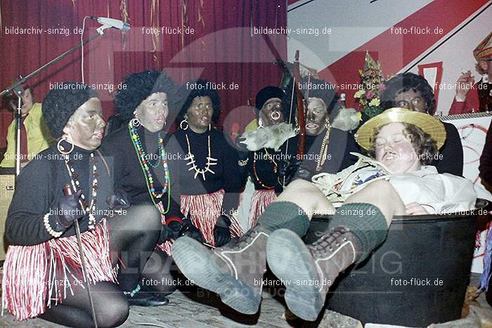 1974 Karnevalssitzung Westum im Saal Herges: KRWSSLHR-012374