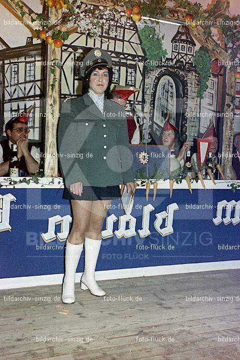 1974 Karnevalssitzung Westum im Saal Herges: KRWSSLHR-012387